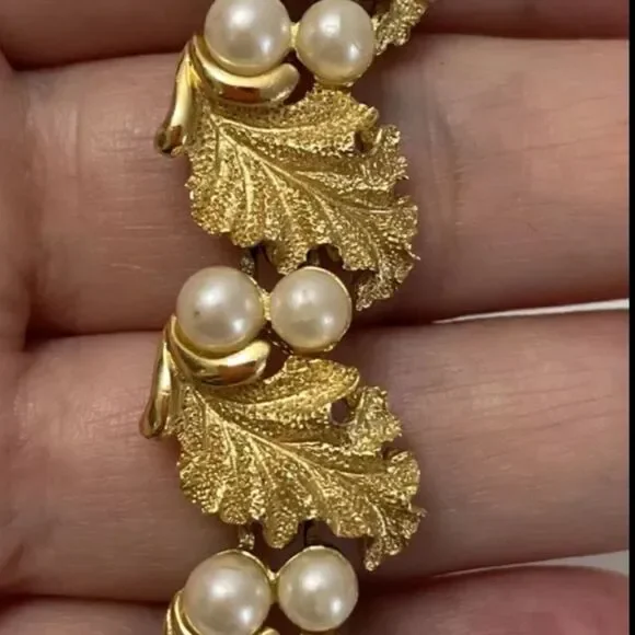 TRIFARI BRUSH GOLD LEAF & PEARL LINK BRACELET VTG - Picture 2 of 8